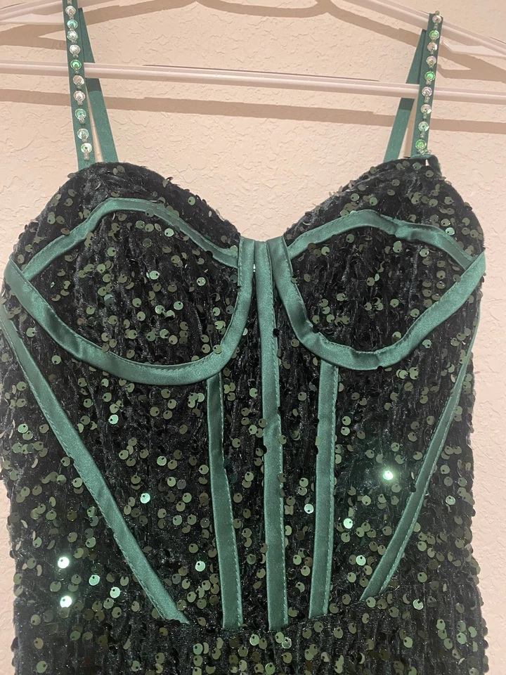 Vestido de graduación verde esmeralda Foto 3 de 4