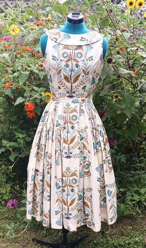 1950s Vintage Ivory Cotton Scandinavian Floral Print Full Skirt Dress Small XS