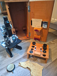 Ernst Leitz Wetzlar Microscope T.No. 358951 in wooden box with accessories 27.02.1941