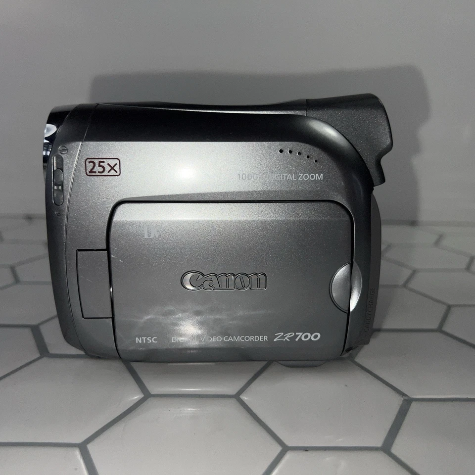 Canon ZR700 Mini DV Camcorder - Image 2 of 4