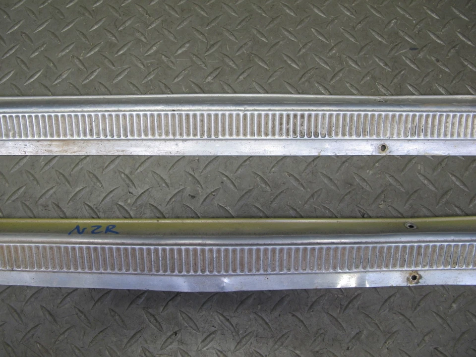 75-78 DATSUN S30 280Z 2+2 JUEGO DE 2 PLACAS RASPADURAS UMBRAL PUERTA IZQUIERDA Y DERECHA OEM Foto 4 de 4