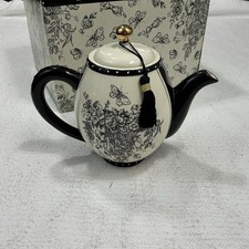 COLLECTABLE TEA POT WITH VICTORIAN STYLE DECO...