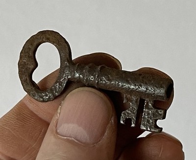 Rost ~5 cm langer antiker Metallskelett / Ornament / Escape Room Schlüssel #pC195