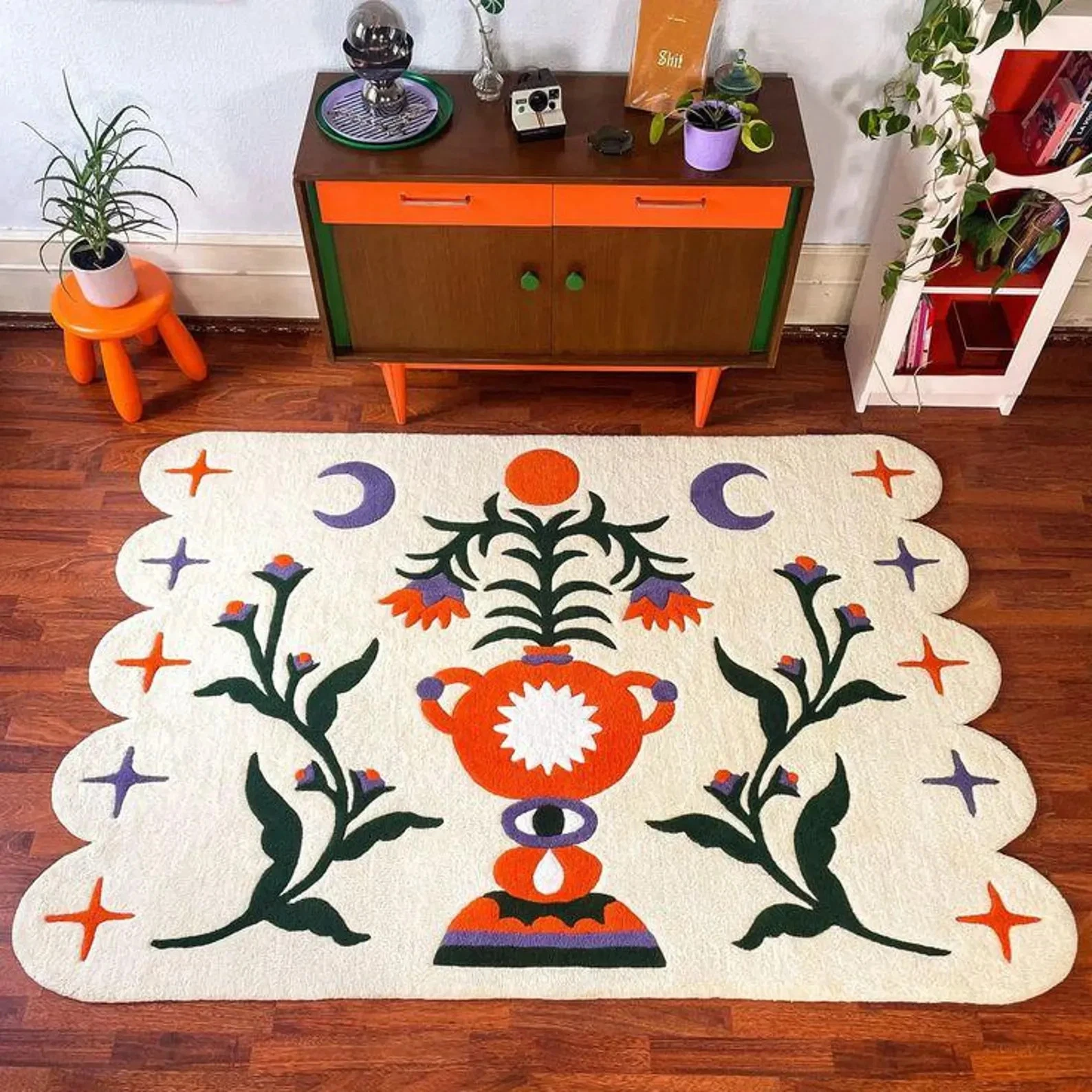 Hand-Tufted New Zealand Wool Rug: Scalloped Floral Vase Design
Opens in a new window or tab