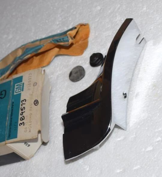 NOS 1965 OLDSMOBILE F85 CUTLASS DLX QTR PANEL FRT OF WHEEL OPENIG MOLDING 389573 - Image 2 of 4