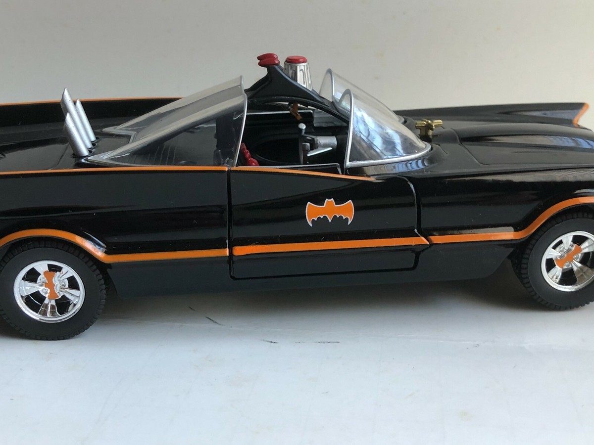 ★最終価格★JADA TOYS 1966CLASSICTV BATMOBILE Jada 1:24 1966 Classic TV Series Batmobile w/ Batman, Robin