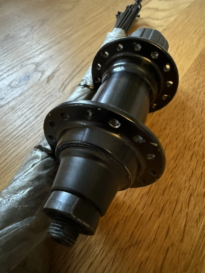 Steckachse Hinterradnabe Hinterrad 28 Löcher + 27 schwarze Speichen