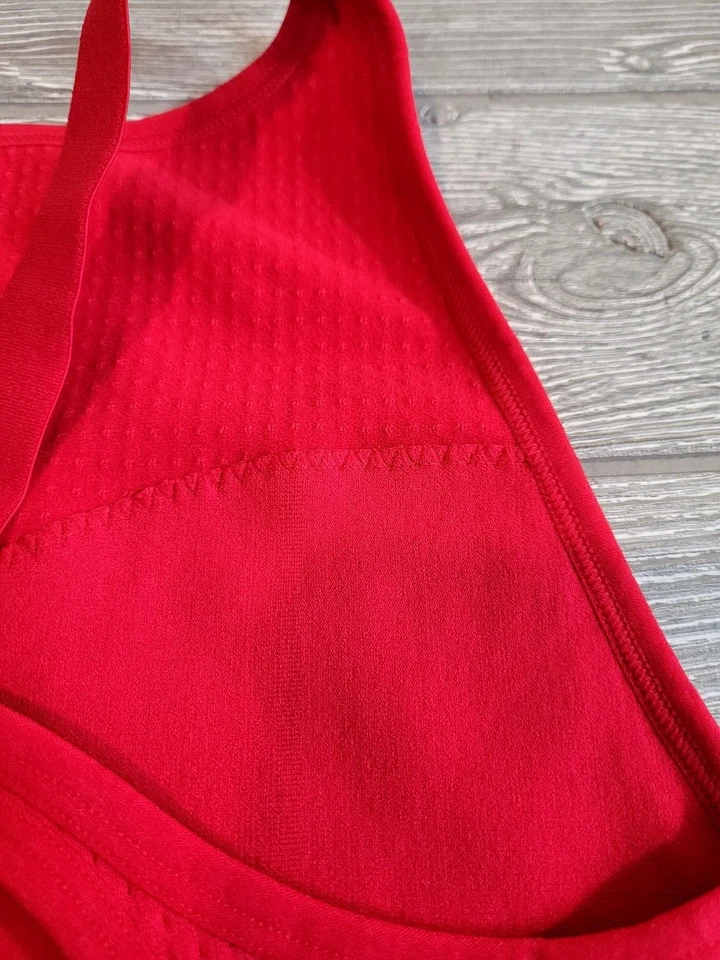 Sujetador deportivo Fabletics para mujer rojo escultura tejido twist rojo atlético Foto 3 de 4