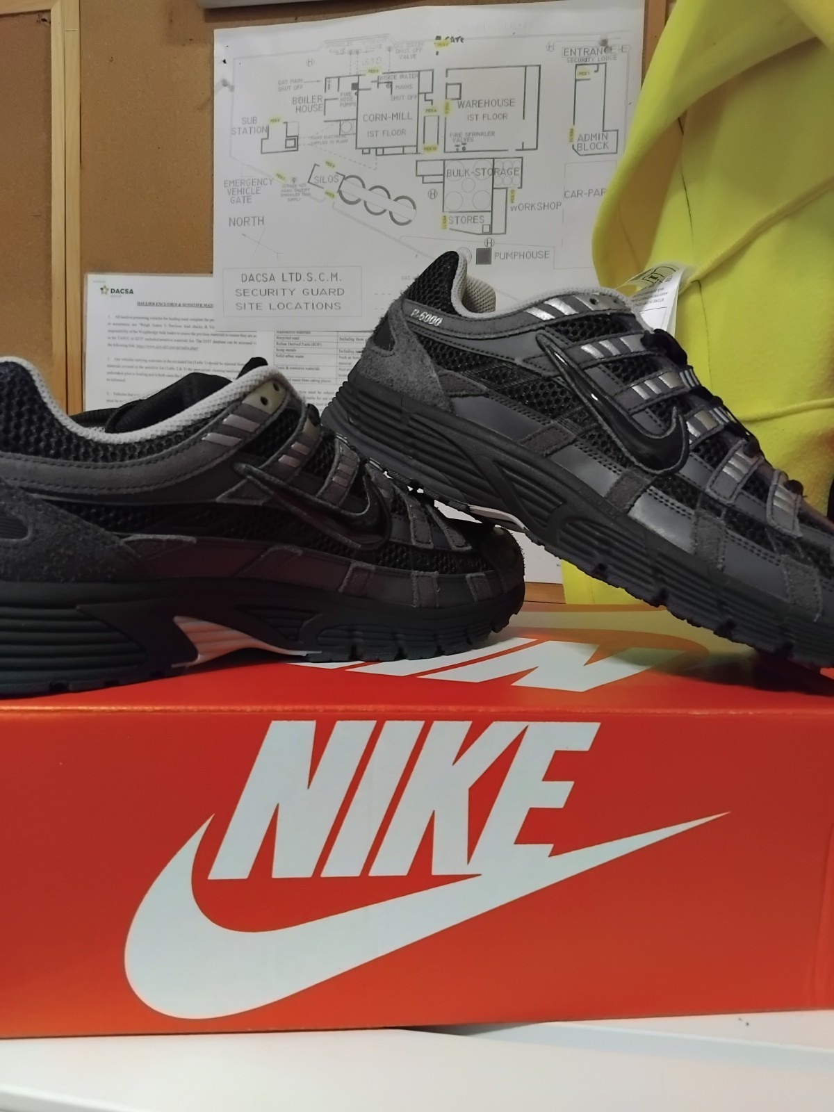 Nike P-6000 SE Men's Trainers Size UK 9. RRP£120-£140