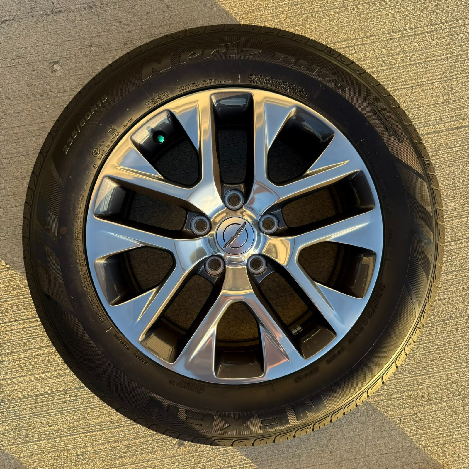 2022 Chrysler Pacifica Pinnacle 18-Inch Polished Wheel and Tire - Used