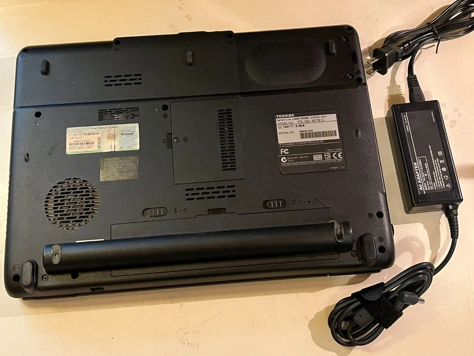 TOSHIBA SATELLITE L305D-S5900, AMD Athlon 64x2, 4GB, 250GB SSD, Win 8.1 Pro Foto 2 de 4