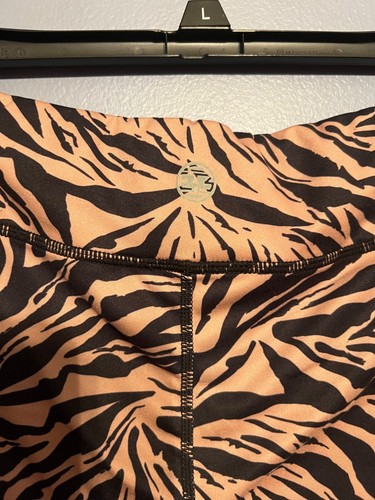 Pantalones Cortos de Entrenamiento IAB MFG 3 Pulgadas No-Ride Alta Energía Camel Estampado Animal Para Mujer LG - Imagen 7 de 10