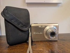 Casio Exilim EX-Z70 7.2MP Digital Camera, Silver - Tested