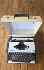 Olympia Traveller De Luxe S Typewriter Portable case Good Condition