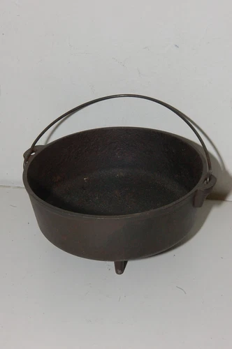 Vintage No Logo Lodge Cast Iron 3 Leg Dutch Oven, No Lid