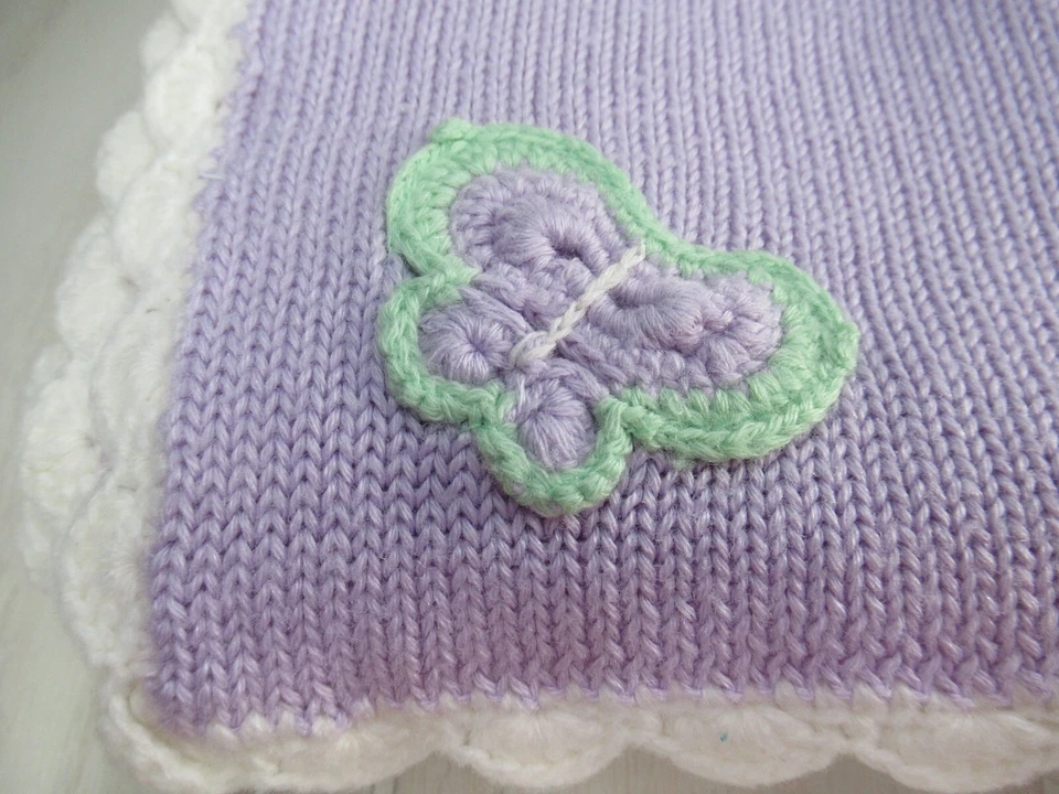 Koala Bebé Lavanda Púrpura Mariposa Bebé Manta Suéter Tejido Blanco Festoneado Foto 2 de 4