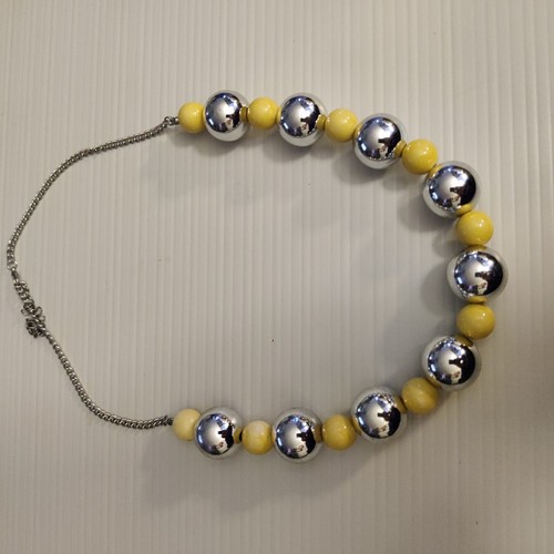 Yellow And Silver Colored Beaded Chunky Necklace - Picture 9 of 17