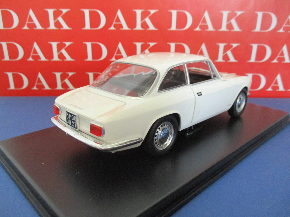 Die cast 1/24 Modellino Auto Alfa Romeo Giulia GT 1300 Junior 1966 - Immagine 3 di 3