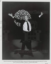 1977 Press Photo Actor Peter Finch in "Network" Film - pip27374