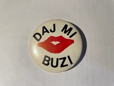 Botón Pinback Daj Mi Buzi I'm Polish años 70 vintage