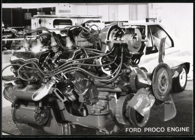 Fotografie Auto, ausgebauter Motor eines Ford Proco 