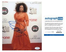 Oprah Winfrey AUTOGRAPH Signed Candid 8x10 Photo ACOA