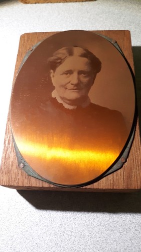 MANTRONLY WOMAN DAGUERREOTYPE (MOUNTED ON WOOD BLOCK) 3.5 x 2.5 Inches LOOK!! - Picture 5 of 7