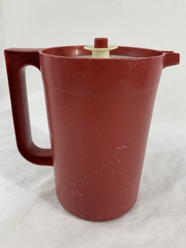 Vintage Tupperware 2-Quart Pitcher #1676 Red w/Push Button Lid - Picture 2 of 17