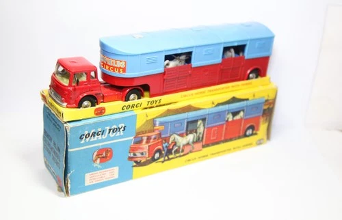 Corgi 1130 Bedford Chipperfields Horse Box In Original Box - Lot 2
