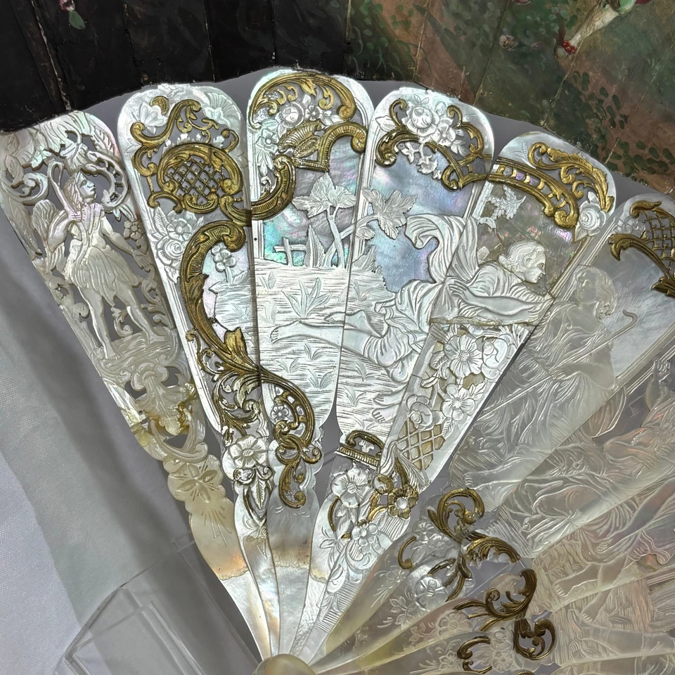 Ventilador de papel plegable 1850 perforado dorado y tallado palos/guarda remaches de vidrio Foto 2 de 4