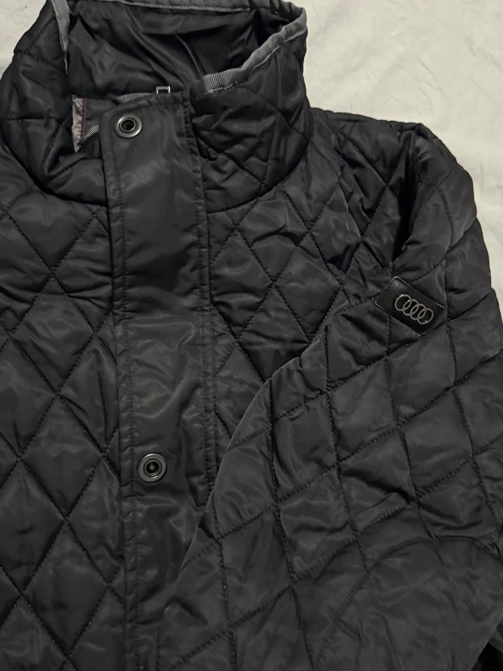 Chaqueta acolchada acolchada negra vintage Audi talla pequeña Foto 3 de 4