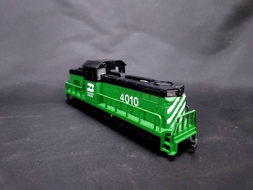 LIFE-LIKE HO - ALCO Century 415 Switcher - Burlington Northern #4010 L0012 - Picture 8 of 10