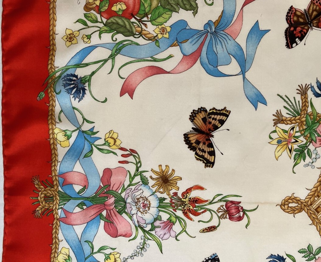 GUCCI 花柄スカーフ 約88cm×88cm V.ACCORNERO GUCCI 花柄スカーフ 約88cm×88cm V.ACCORNERO