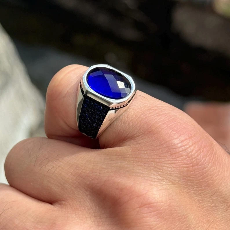 Anillo de piedra de zafiro azul ovalado de piedra de zafiro mínimo para hombre Foto 2 de 4