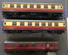 3 X  HORNBY DUBLO TINPLATE COACHES IN BLOOD/CUSTARD AND MAROON, GOOD CONDITION