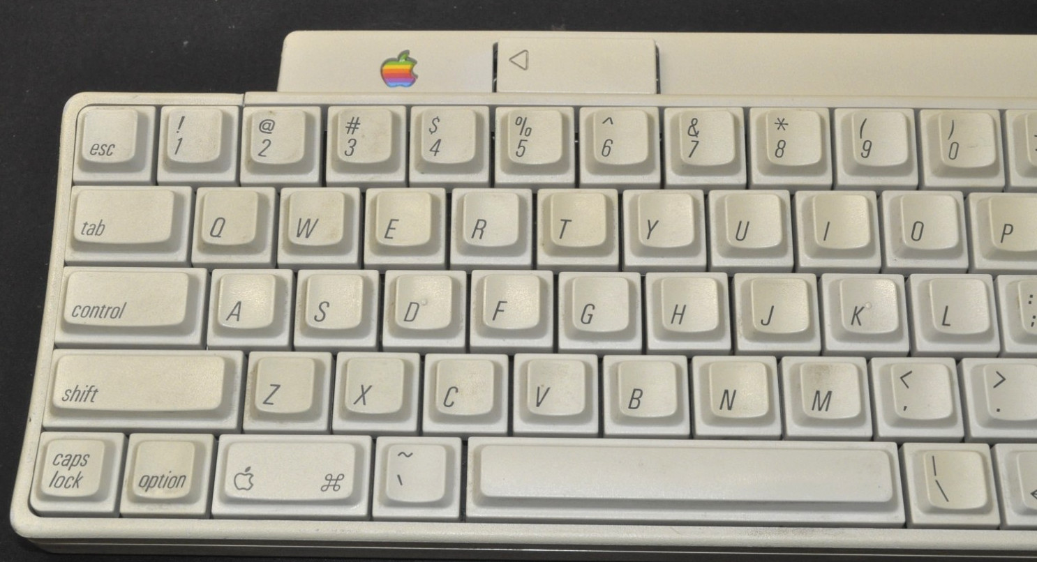 VINTAGE APPLE DESKTOP BUS KEYBOARD A9M0330 TESTED.