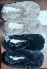 Two Pairs Of Auden White Faux Fur Slipper Socks Women's S/M 5-7 C1 