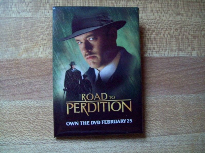 TOM HANKS ROAD TO PERDITION PROMOTIONAL RETAIL MOVIE PIN DATED 2/25/2002