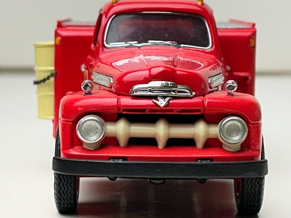 First Gear 1/34 1951 Ford F-6 Bottler's Truck Squirt - Miniature