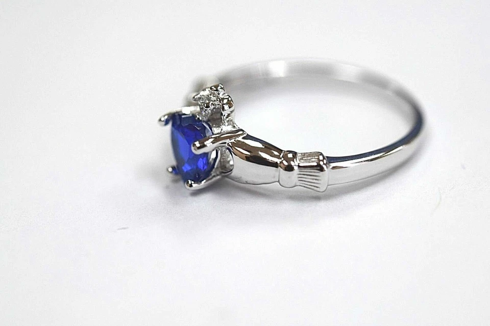 Anillo Claddagh; Piedra Circonita Azul Oro Blanco 14K Sobre Bronce Talla 6 3/4 NUEVO Foto 3 de 3