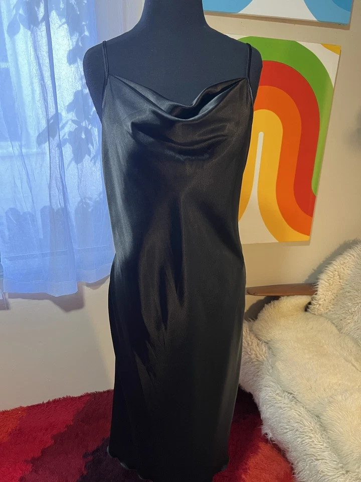 Vestido sin Mangas Bebe Brillante Satinado Negro Capucha Cuello Años 90 Y2K Hecho en EE. UU. Midi Foto 3 de 4