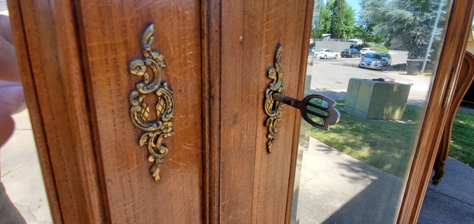 古董法国雕刻衣橱路易十五双门镜面衣橱 + 原装钥匙 — 第 2/4 张图片