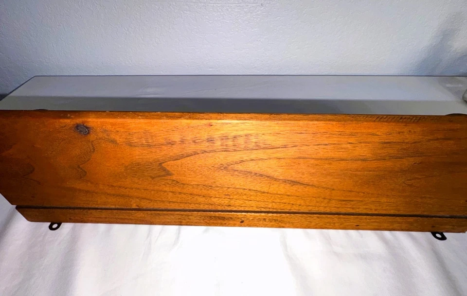 Estante de pared colgante de corazón de madera con núcleo de cabaña con clavijas y ranura para placa Foto 3 de 4