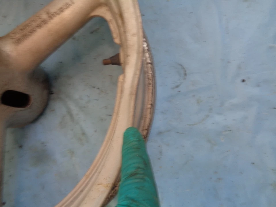 2002 Suzuki Hayabusa rear rim wheel  6 inch GSXR TL 1000 01 02 - Image 3 of 4