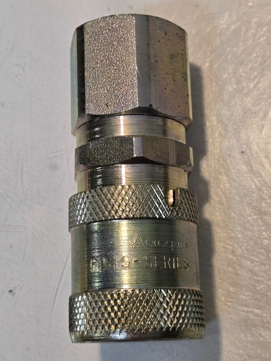 Aeroquip FD49 Series 3/8" Flat Face Female Coupler 1/2" NPT 