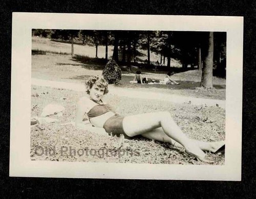 WOMAN SEXY 2 PIECE SWIMSUIT LAWN SUNNING OLD/VINTAGE PHOTO- N596