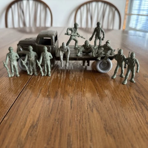 10 VINTAGE 1950'S 60MM ARMY MEN AND TRUCK FROM MARX TOYS