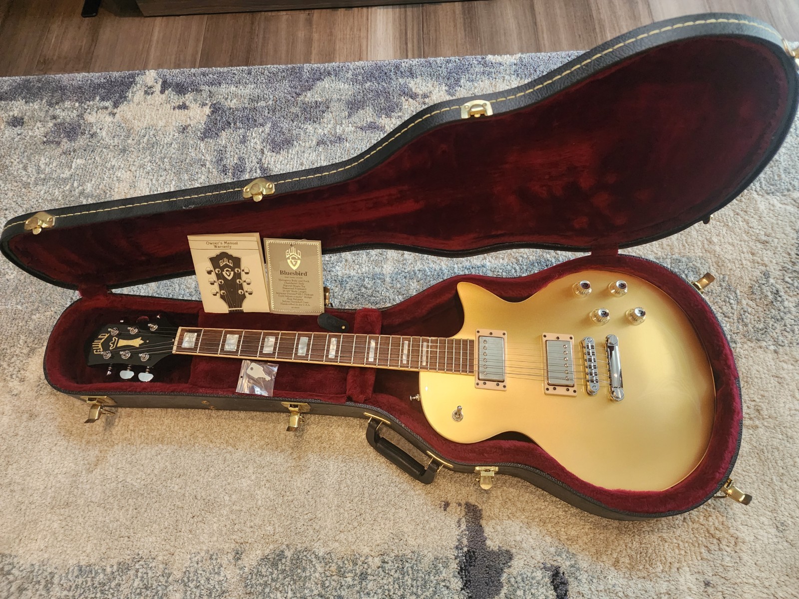 GUILD BLUESBIRD GOLDTOP ELECTRIC GUITAR MADE IN USA WITH HARD CASE !!EXCELENT!!