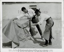 Foto de prensa 1964 torero extiende su capa para exhibir en escena de película.
