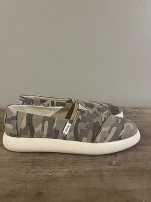 100% AUTHENTIC TOMS CLASSIC WOMEN CANVAS SHOES, BRAND NEW. Size 8.5 Fits Small